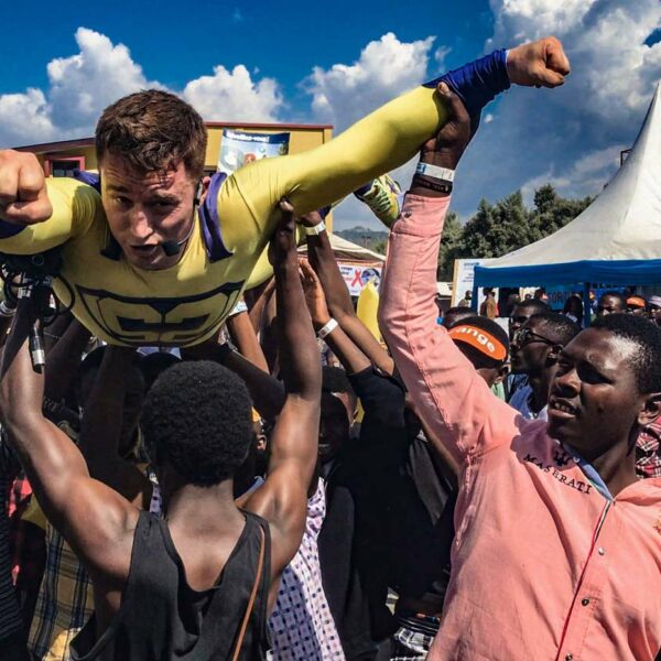 Milan Emmanuel en prestation de SUPER SHOWMAN avec VIJANA-UP dans amani festival 2019