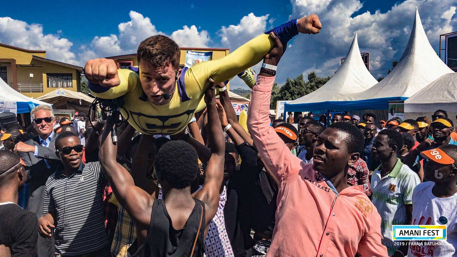 Milan Emmanuel en prestation de SUPER SHOWMAN avec VIJANA-UP dans amani festival 2019